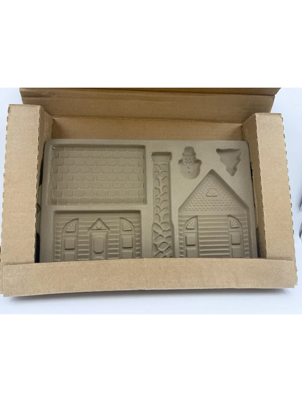 Pampered Chef Stoneware Gingerbread House Mold With Tree And Snowman 1992 Ed.